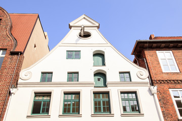 historische Fassade mit Schneckengiebel