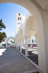 Naklejka premium Weiße Kirche aus Santorini