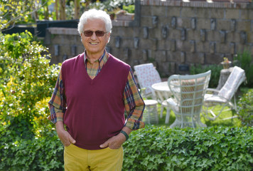 Uomo anziano in giardino