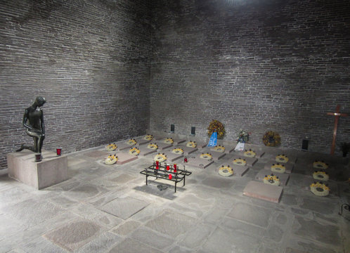 Ehrenhalle Soldatenfriedhof Costermano Italien Garda See