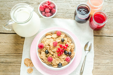 Wholegrain granola with milk and fresh berries