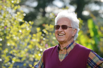 Anziano sorridente in giardino