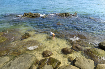 Obraz premium Beautiful kid playing as explorer