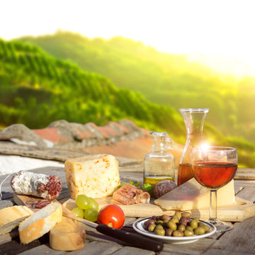 mediterrane Köstlichkeiten serviert auf Terrasse in Italien