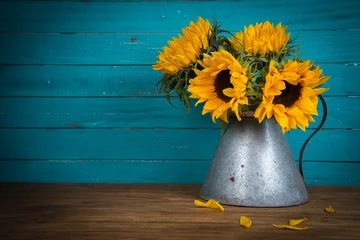 Fotobehang zonnebloem in metalen vaas © marcin jucha