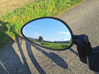 Landschaft im Fahrrad R&uuml;ckspiegel
