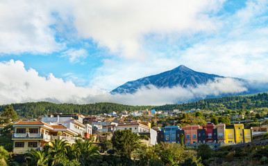 Fototapeta na wymiar view of houses and volcano