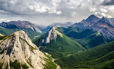 Mountain range landscape view in Jasper NP, Canada - obrazy, fototapety, plakaty