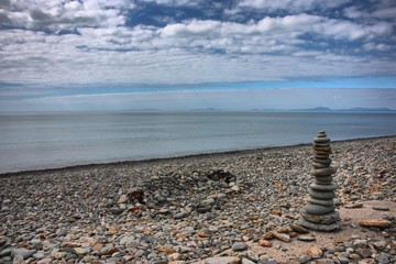 Fototapeta na wymiar stones balancing on top of each to make a tower on a beach