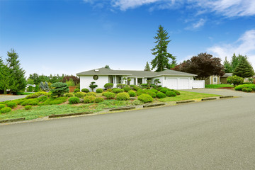 Fototapeta premium House with beautiful front yard landscape