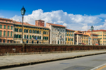 Fototapeta na wymiar Veduta dei Lungarno Gambacorti di Pisa, Italia