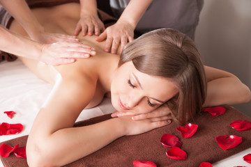 Obraz na płótnie Canvas Young woman having massage in beauty spa.