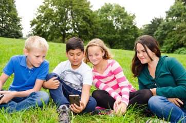 Fototapeta premium kinder schauen aufs handy