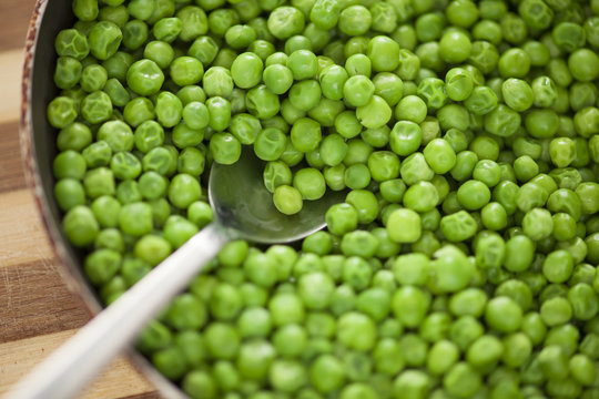 Cooked green peas