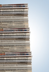 Riesiger Stapel Zeitungen