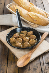Albondigas en salsa con pan para la comida