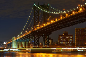 Naklejka premium Manhattan Bridge and skyline view from Brooklyn at night