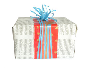 Geschenk box in Zeitschrift Verpackung Isoliert auf weiss