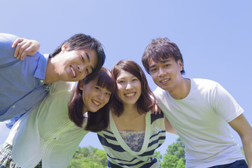 公園で微笑む若者達