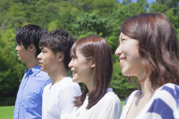 Obraz premium 公園で微笑む若者達