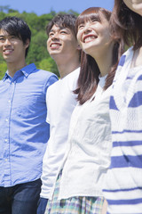 公園で微笑む若者達