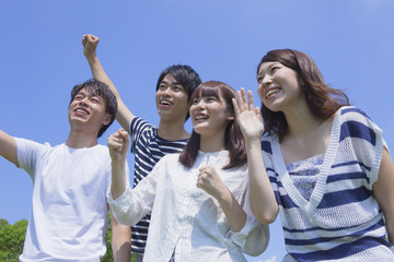 公園で微笑む若者達