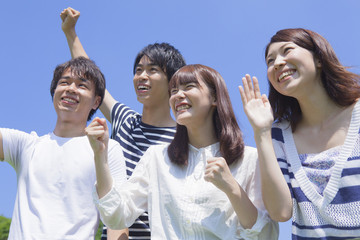 公園で微笑む若者達