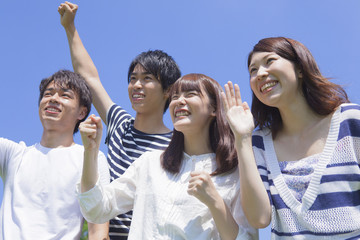 公園で微笑む若者達