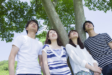 公園で微笑む若者達