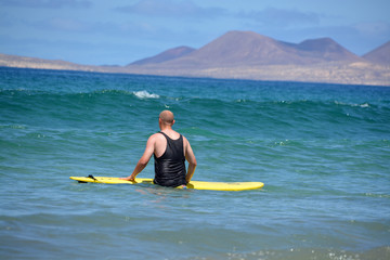 surfista en playa de famara