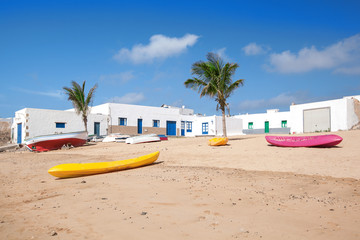 La Graciosa - Strand mit Booten in Caleta del Sebo