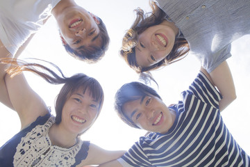 円陣を組む若者達