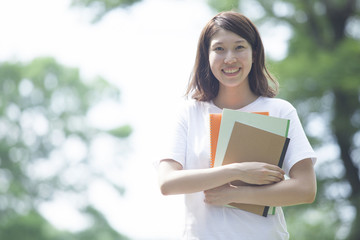 微笑む女子学生