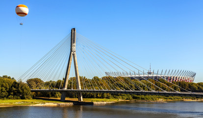 Obraz premium Most, balon na ogrzane powietrze i stadion nad Wisłą w Warszawie