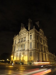 Fototapeta na wymiar Noche junto al Museo del Louvre