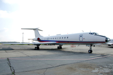 самолет на парковке ту-134