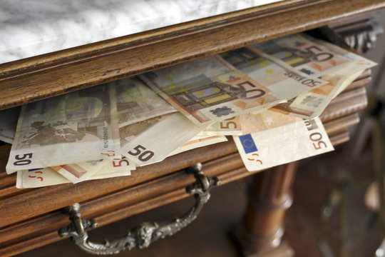 Billetes rebosando de un caj&oacute;n