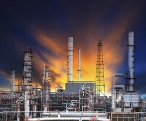 Obraz na płótnie Canvas oil refinery plant in heavy industry estate against beautiful du