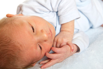 neonato che si riposa