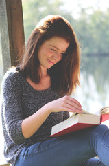 junge, attraktive Frau entspannt mit einem Buch