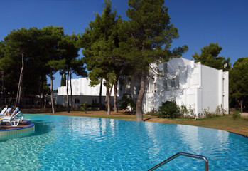 Hôtel et camping avec piscine,transats et parasols