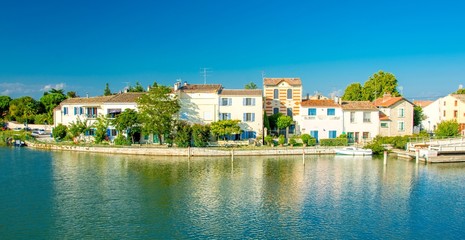 Village au bord de l'eau à Aigues-Mortes