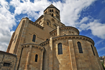 Fototapeta na wymiar Il villaggio di Saint Saturnin, Auvergne - chiesa di Notre Dame