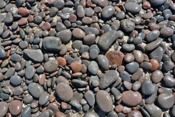 Piedras negras y rojas