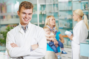 Obraz premium pharmaceutical worker in drugstore