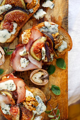 Crostini with prosciutto ham, figs, blue cheese and walnuts
