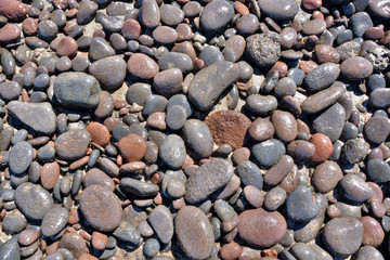 Piedras negras y rojas