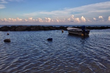 barco en la playa