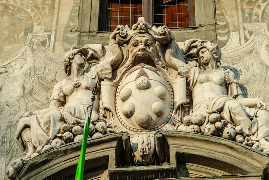 Stemma dei Medici, facciata palazzo Scuola Normale, Pisa