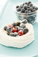 Meringue Pavlova with air cream and fresh berry